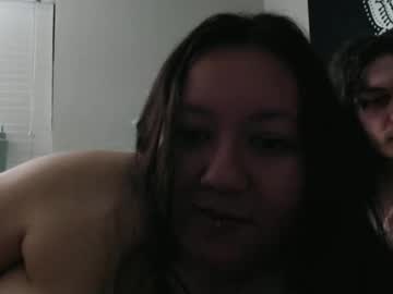 couple Free XXX Cams with peachiestallion